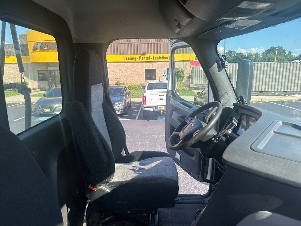 Day Cab Tractor-Heavy Duty Tractors-Freightliner-2019-T12664ST-Swedesboro-NJ-563,680\n\t\tmiles-$ 33,250 - Image 14