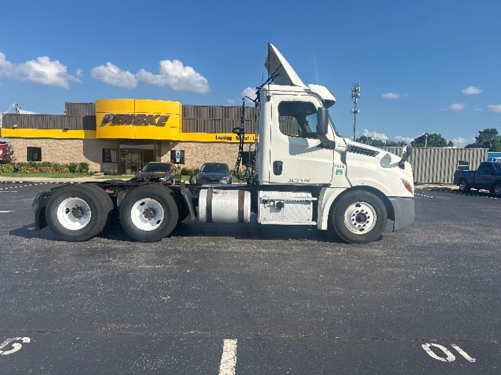 Day Cab Tractor-Heavy Duty Tractors-Freightliner-2019-T12664ST-Swedesboro-NJ-563,680\n\t\tmiles-$ 33,250 - Image 8