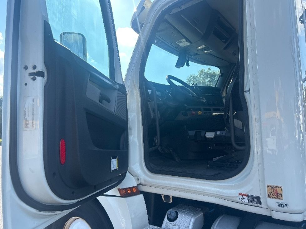 Day Cab Tractor-Heavy Duty Tractors-Freightliner-2019-T12664ST-Swedesboro-NJ-563,680\n\t\tmiles-$ 33,250 - Image 9