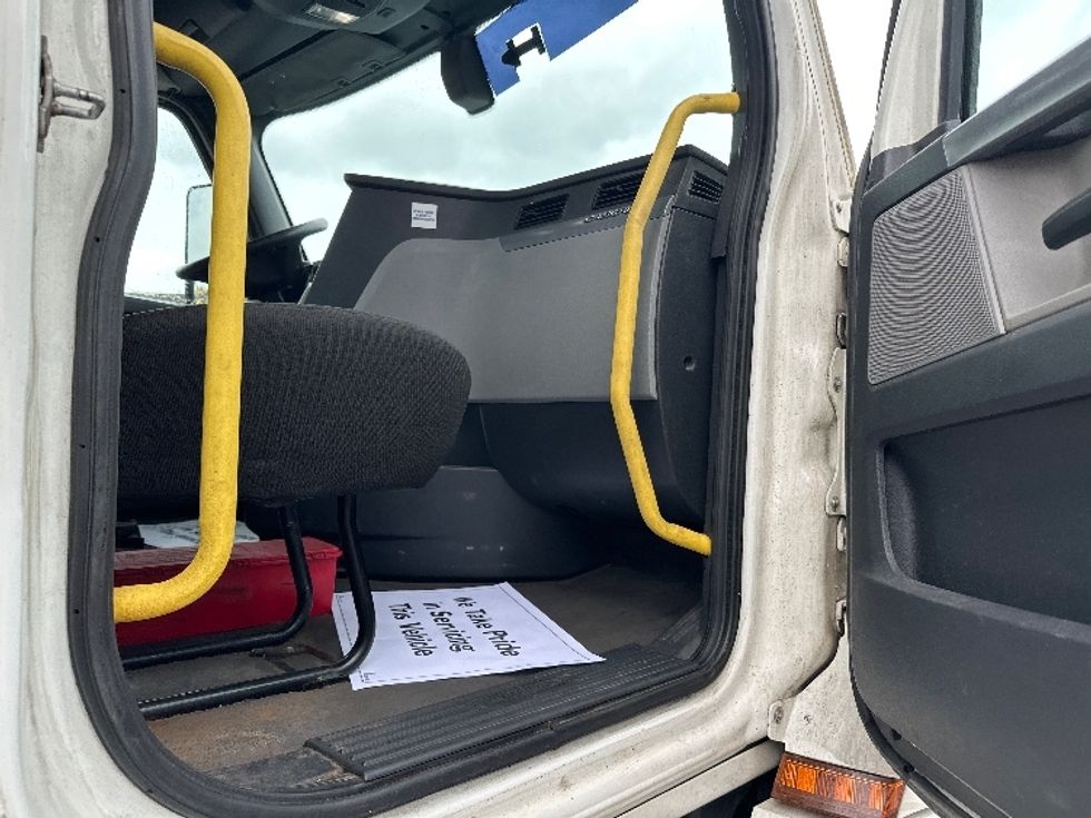 Day Cab Tractor-Heavy Duty Tractors-Freightliner-2019-T12664ST-Swedesboro-NJ-651,989\n\t\tmiles-$ 27,500 - Image 12