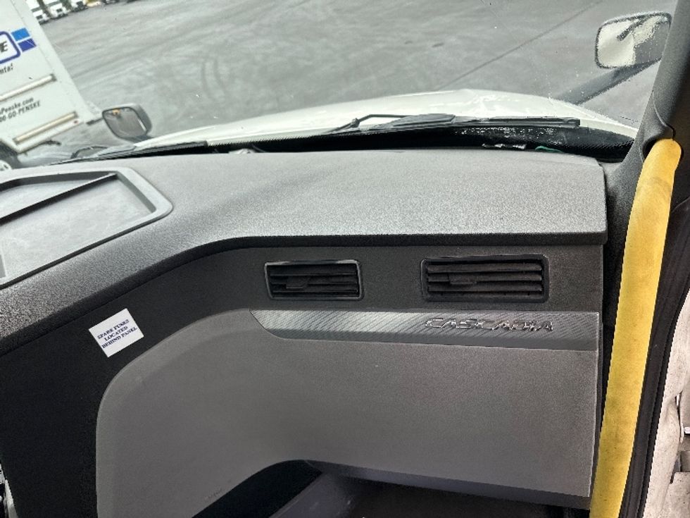 Day Cab Tractor-Heavy Duty Tractors-Freightliner-2019-T12664ST-Swedesboro-NJ-651,989\n\t\tmiles-$ 27,500 - Image 13