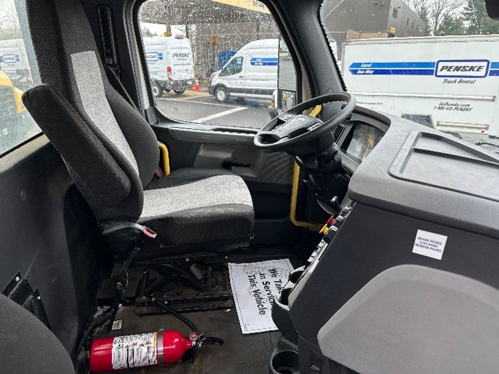 Day Cab Tractor-Heavy Duty Tractors-Freightliner-2019-T12664ST-Swedesboro-NJ-651,989\n\t\tmiles-$ 27,500 - Image 14