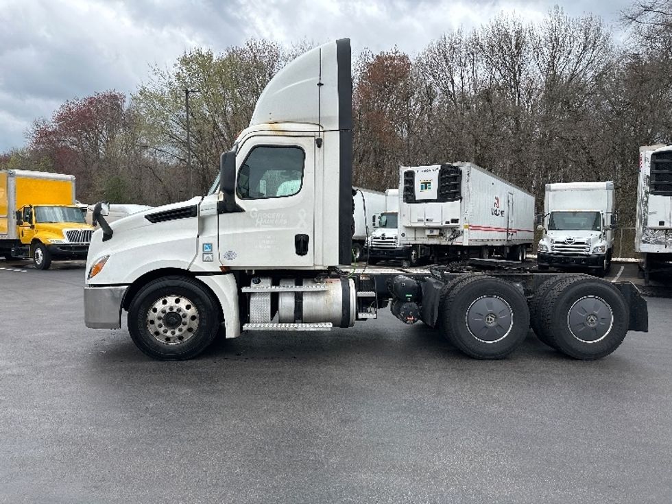 Day Cab Tractor-Heavy Duty Tractors-Freightliner-2019-T12664ST-Swedesboro-NJ-651,989\n\t\tmiles-$ 27,500 - Image 4