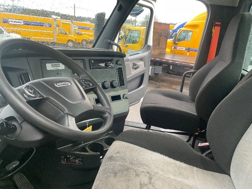 Day Cab Tractor-Heavy Duty Tractors-Freightliner-2019-T12664ST-Tacoma-WA-292,823\n\t\tmiles-$ 51,000 - Image 10