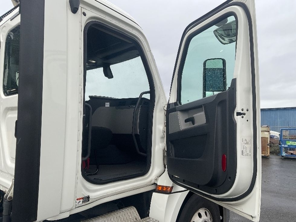 Day Cab Tractor-Heavy Duty Tractors-Freightliner-2019-T12664ST-Tacoma-WA-292,823\n\t\tmiles-$ 51,000 - Image 12