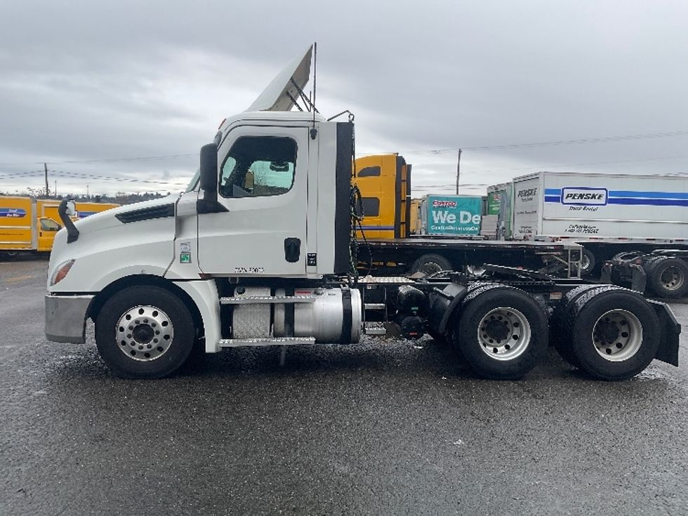 Day Cab Tractor-Heavy Duty Tractors-Freightliner-2019-T12664ST-Tacoma-WA-292,823\n\t\tmiles-$ 51,000 - Image 4