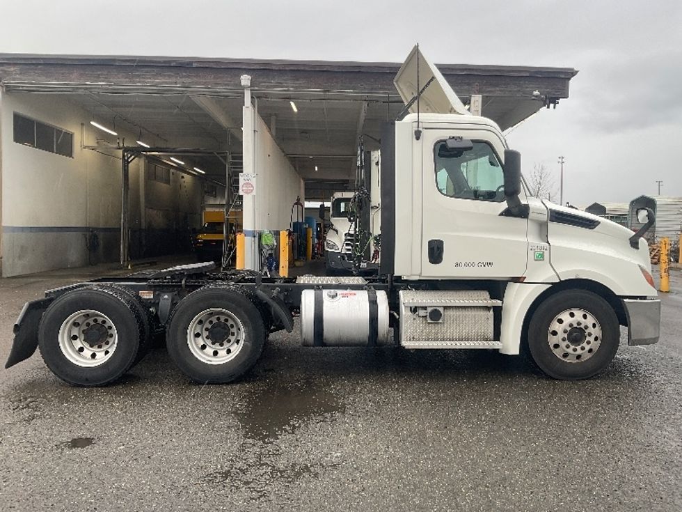 Day Cab Tractor-Heavy Duty Tractors-Freightliner-2019-T12664ST-Tacoma-WA-292,823\n\t\tmiles-$ 51,000 - Image 8