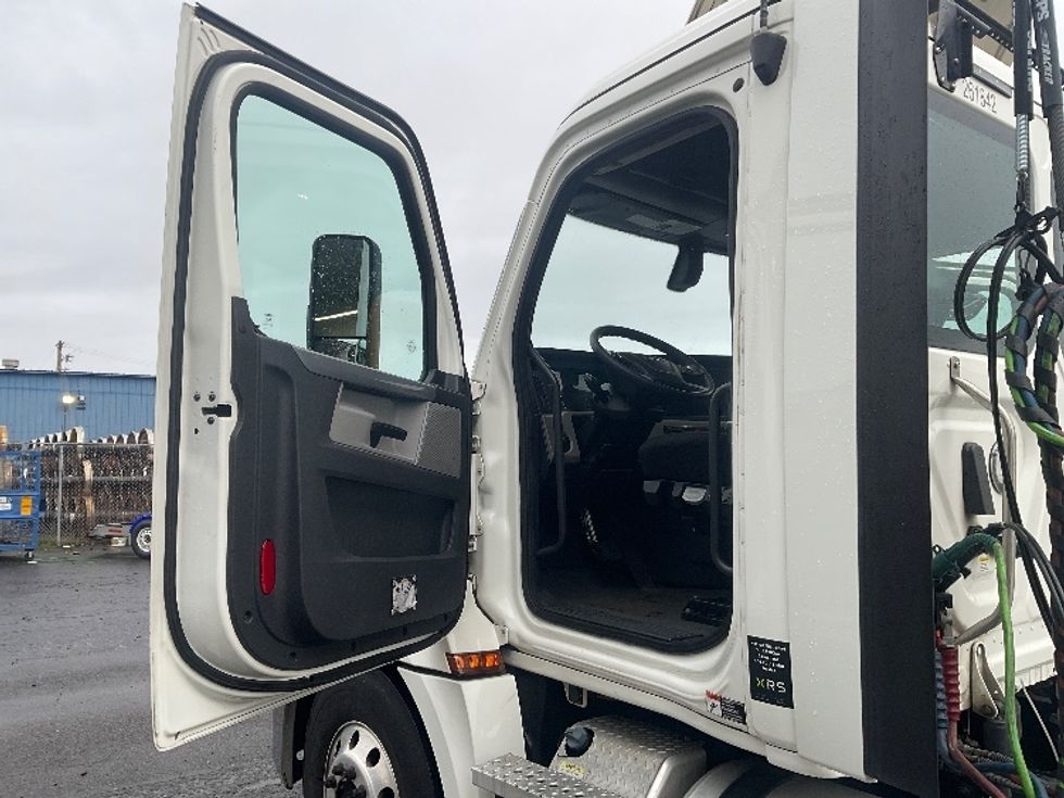 Day Cab Tractor-Heavy Duty Tractors-Freightliner-2019-T12664ST-Tacoma-WA-292,823\n\t\tmiles-$ 51,000 - Image 9