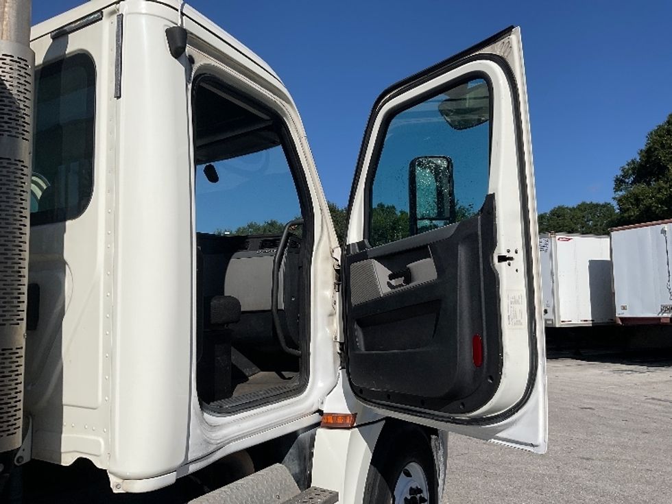 Day Cab Tractor-Heavy Duty Tractors-Freightliner-2019-T12664ST-Tampa-FL-241,707\n\t\tmiles-$ 57,250 - Image 12