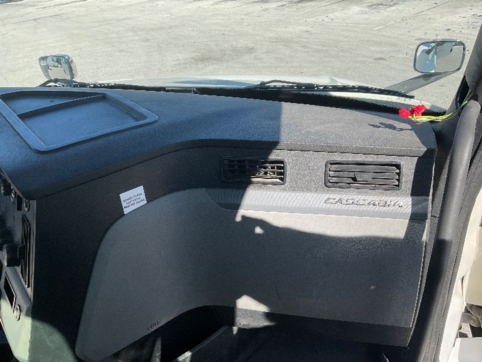 Day Cab Tractor-Heavy Duty Tractors-Freightliner-2019-T12664ST-Tampa-FL-241,707\n\t\tmiles-$ 57,250 - Image 13