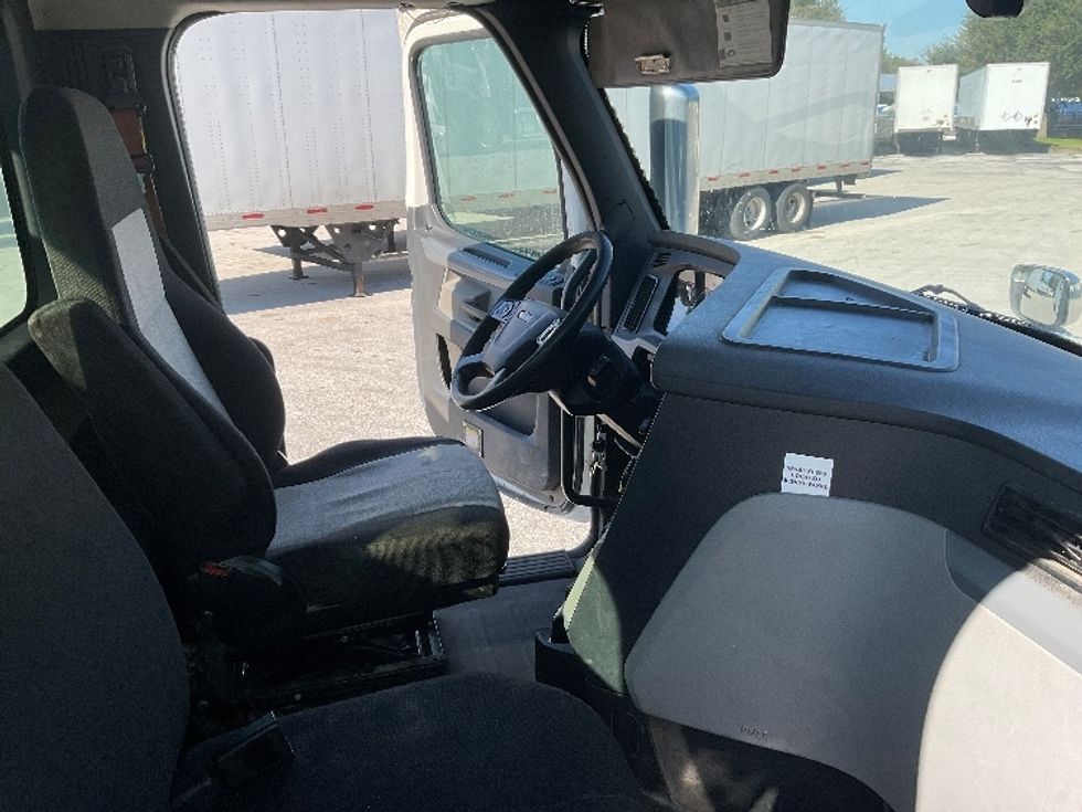 Day Cab Tractor-Heavy Duty Tractors-Freightliner-2019-T12664ST-Tampa-FL-241,707\n\t\tmiles-$ 57,250 - Image 14