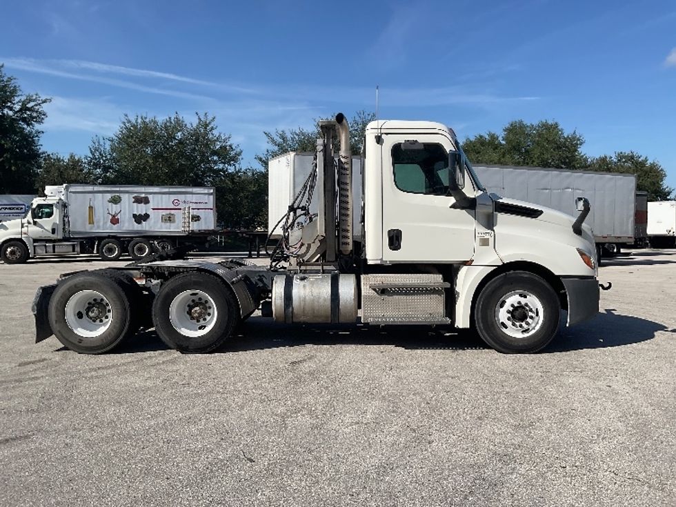 Day Cab Tractor-Heavy Duty Tractors-Freightliner-2019-T12664ST-Tampa-FL-241,707\n\t\tmiles-$ 57,250 - Image 8