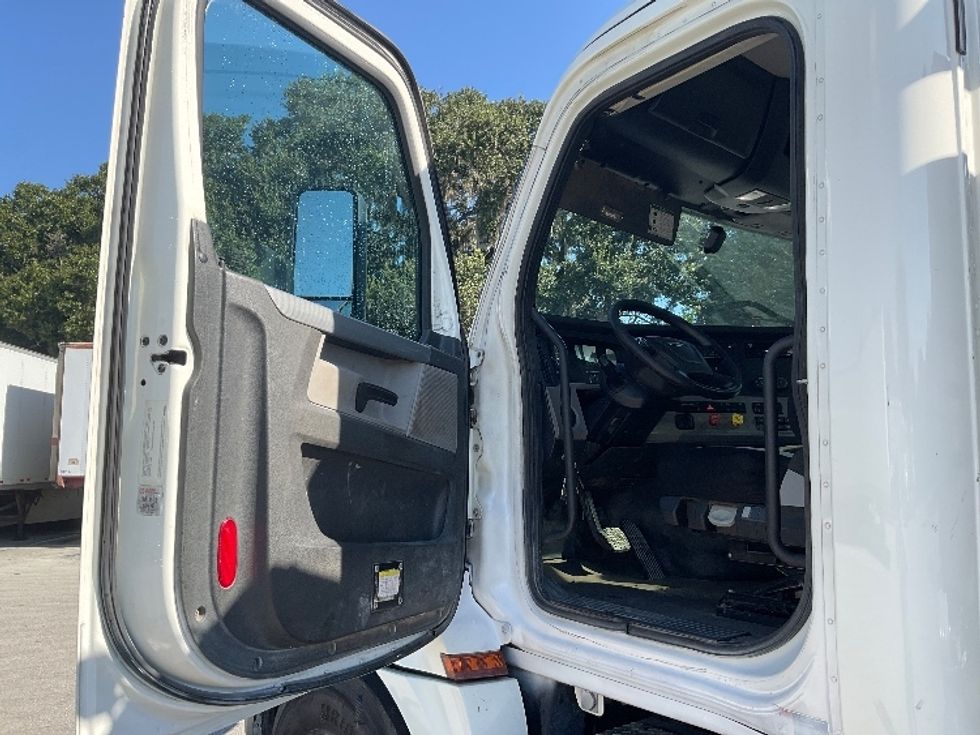 Day Cab Tractor-Heavy Duty Tractors-Freightliner-2019-T12664ST-Tampa-FL-241,707\n\t\tmiles-$ 57,250 - Image 9