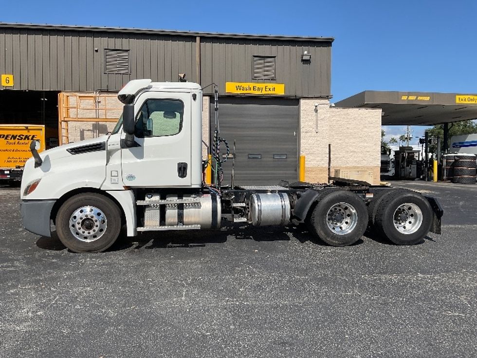 Day Cab Tractor-Heavy Duty Tractors-Freightliner-2019-T12664ST-Tampa-FL-270,105\n\t\tmiles-$ 50,500 - Image 4