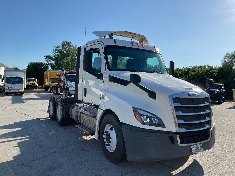 Day Cab Tractor-Heavy Duty Tractors-Freightliner-2019-T12664ST-Tampa-FL-393,638\n\t\tmiles-$ 43,750 - Image 1
