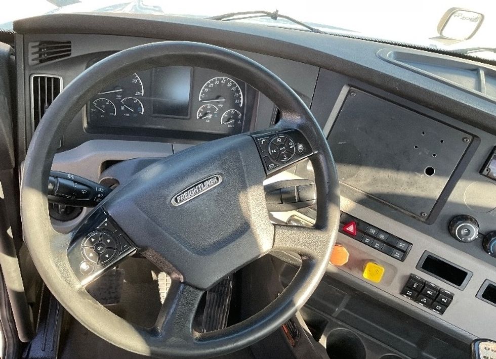 Day Cab Tractor-Heavy Duty Tractors-Freightliner-2019-T12664ST-Tampa-FL-393,638\n\t\tmiles-$ 43,750 - Image 11