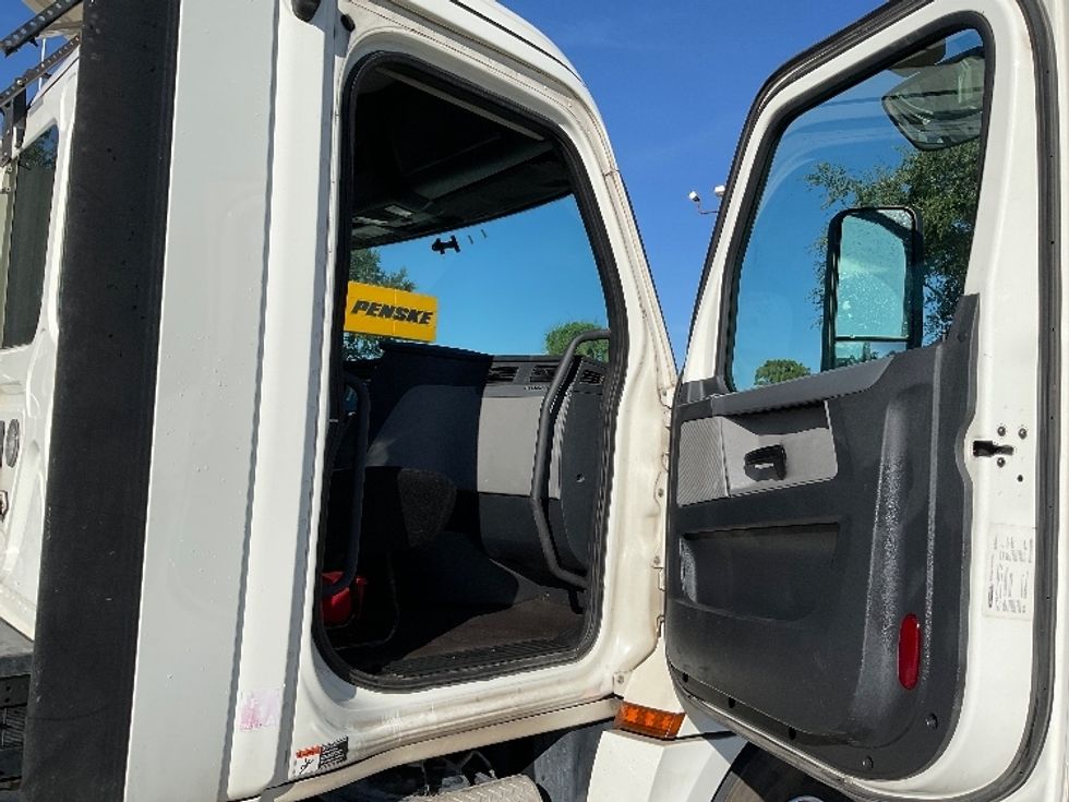 Day Cab Tractor-Heavy Duty Tractors-Freightliner-2019-T12664ST-Tampa-FL-393,638\n\t\tmiles-$ 43,750 - Image 12