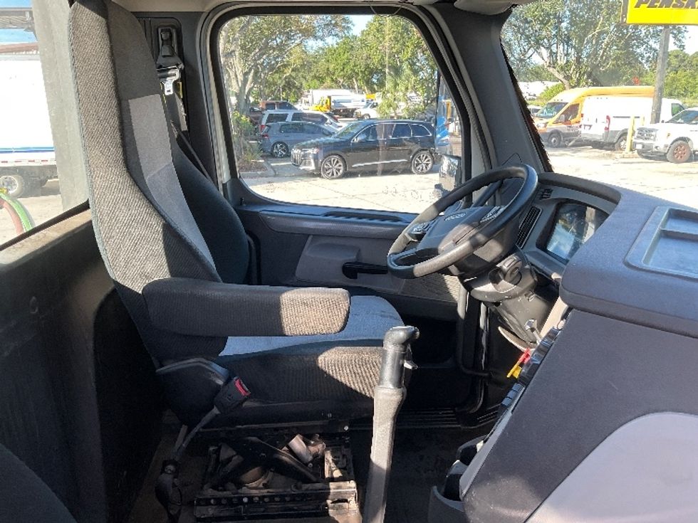 Day Cab Tractor-Heavy Duty Tractors-Freightliner-2019-T12664ST-Tampa-FL-393,638\n\t\tmiles-$ 43,750 - Image 14