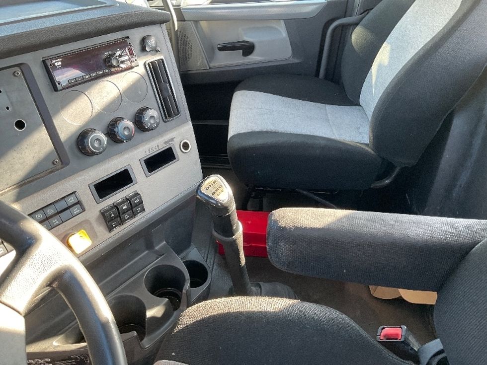 Day Cab Tractor-Heavy Duty Tractors-Freightliner-2019-T12664ST-Tampa-FL-393,638\n\t\tmiles-$ 43,750 - Image 17