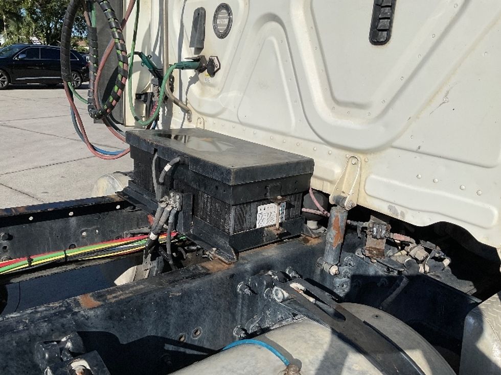 Day Cab Tractor-Heavy Duty Tractors-Freightliner-2019-T12664ST-Tampa-FL-393,638\n\t\tmiles-$ 43,750 - Image 19