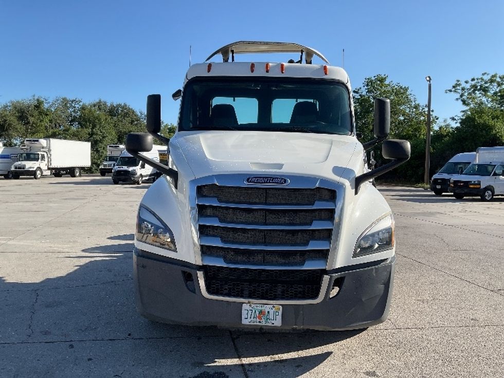 Day Cab Tractor-Heavy Duty Tractors-Freightliner-2019-T12664ST-Tampa-FL-393,638\n\t\tmiles-$ 43,750 - Image 2