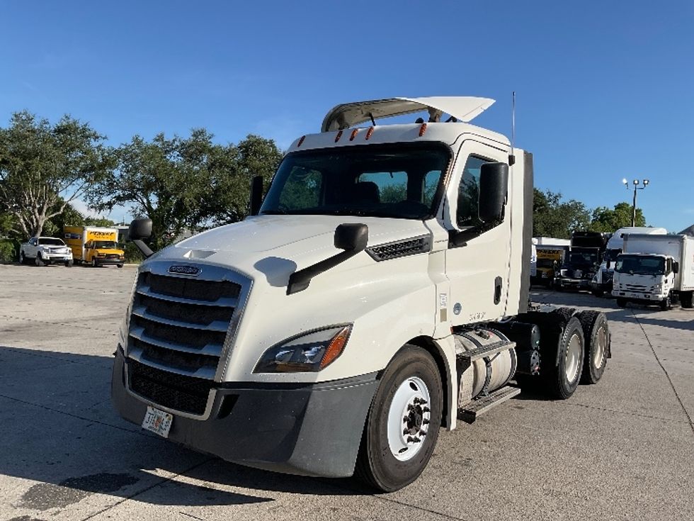 Day Cab Tractor-Heavy Duty Tractors-Freightliner-2019-T12664ST-Tampa-FL-393,638\n\t\tmiles-$ 43,750 - Image 3