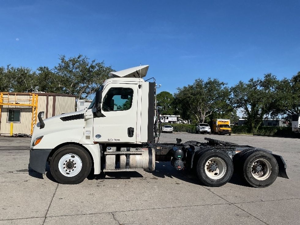 Day Cab Tractor-Heavy Duty Tractors-Freightliner-2019-T12664ST-Tampa-FL-393,638\n\t\tmiles-$ 43,750 - Image 4