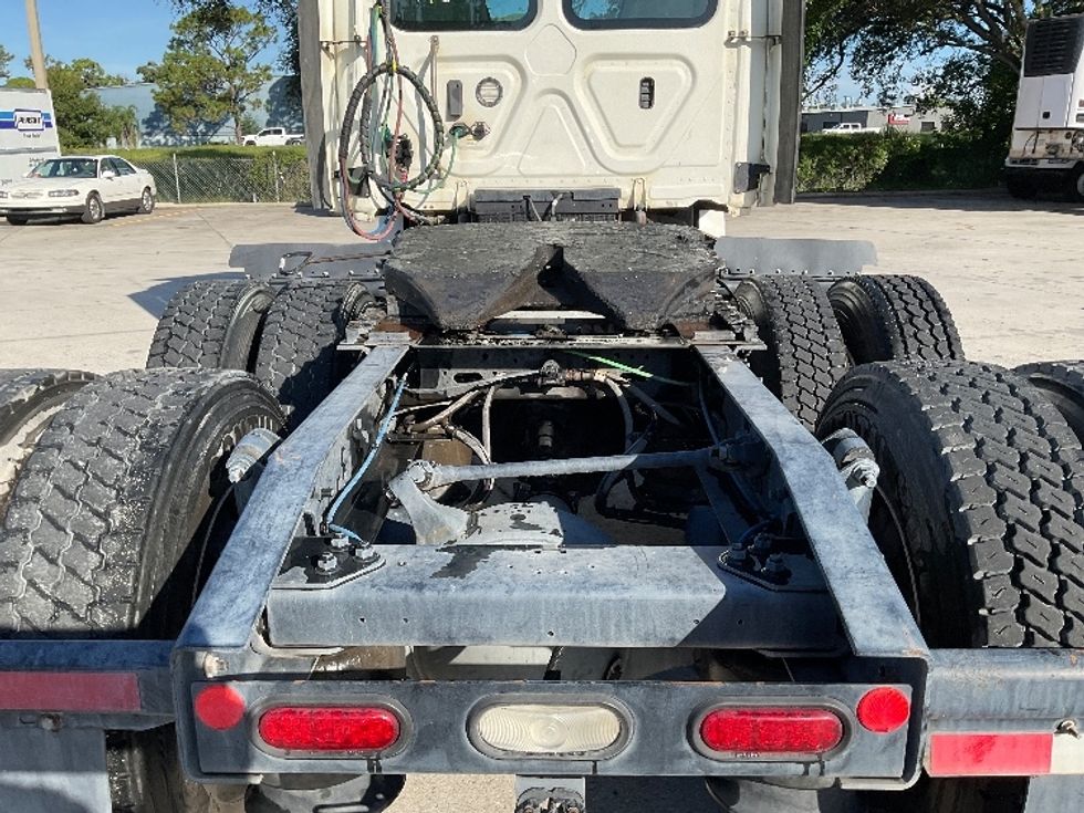 Day Cab Tractor-Heavy Duty Tractors-Freightliner-2019-T12664ST-Tampa-FL-393,638\n\t\tmiles-$ 43,750 - Image 6