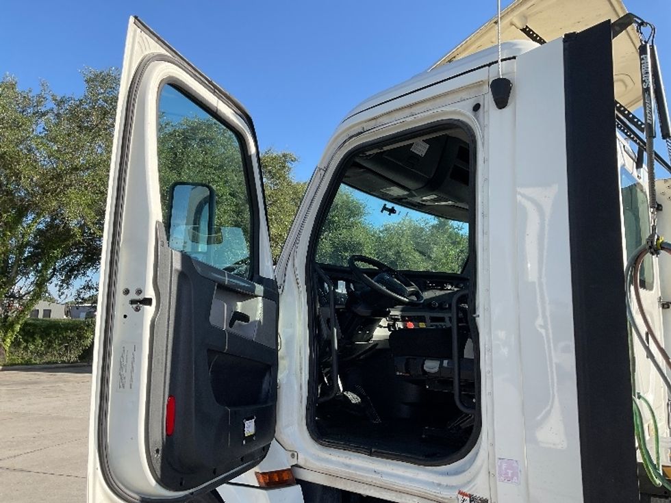 Day Cab Tractor-Heavy Duty Tractors-Freightliner-2019-T12664ST-Tampa-FL-393,638\n\t\tmiles-$ 43,750 - Image 9