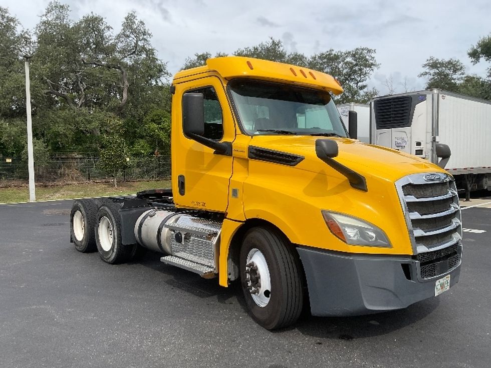 Day Cab Tractor-Heavy Duty Tractors-Freightliner-2019-T12664ST-Tampa-FL-404,500\n\t\tmiles-$ 40,750 - Image 1