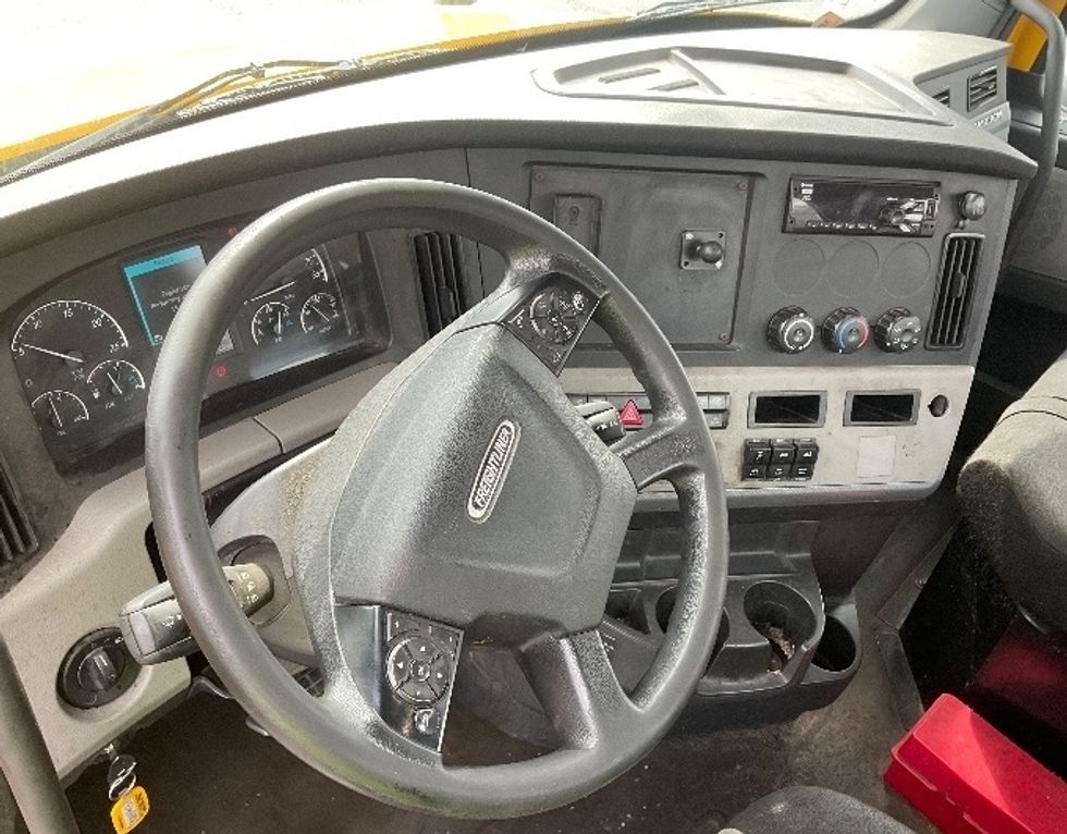 Day Cab Tractor-Heavy Duty Tractors-Freightliner-2019-T12664ST-Tampa-FL-404,500\n\t\tmiles-$ 40,750 - Image 10