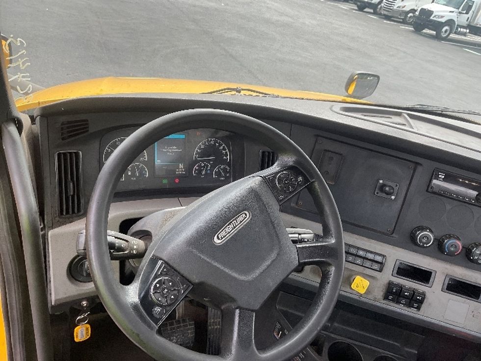 Day Cab Tractor-Heavy Duty Tractors-Freightliner-2019-T12664ST-Tampa-FL-404,500\n\t\tmiles-$ 40,750 - Image 11