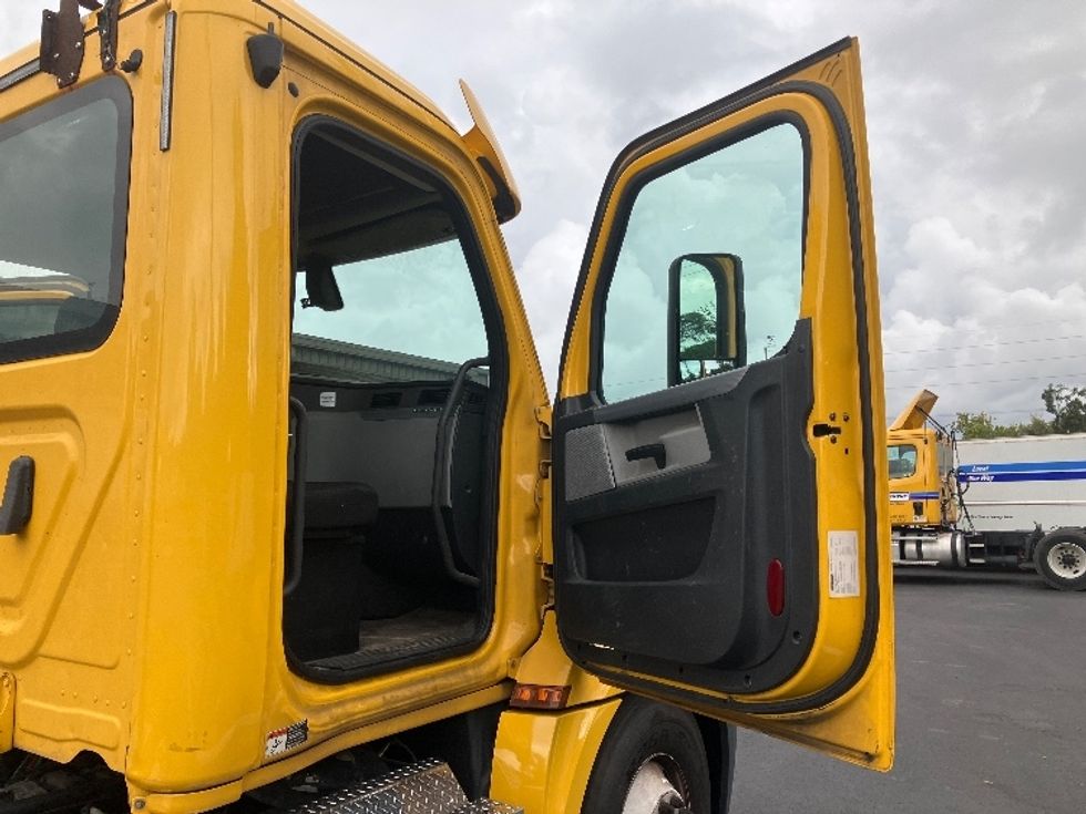 Day Cab Tractor-Heavy Duty Tractors-Freightliner-2019-T12664ST-Tampa-FL-404,500\n\t\tmiles-$ 40,750 - Image 12