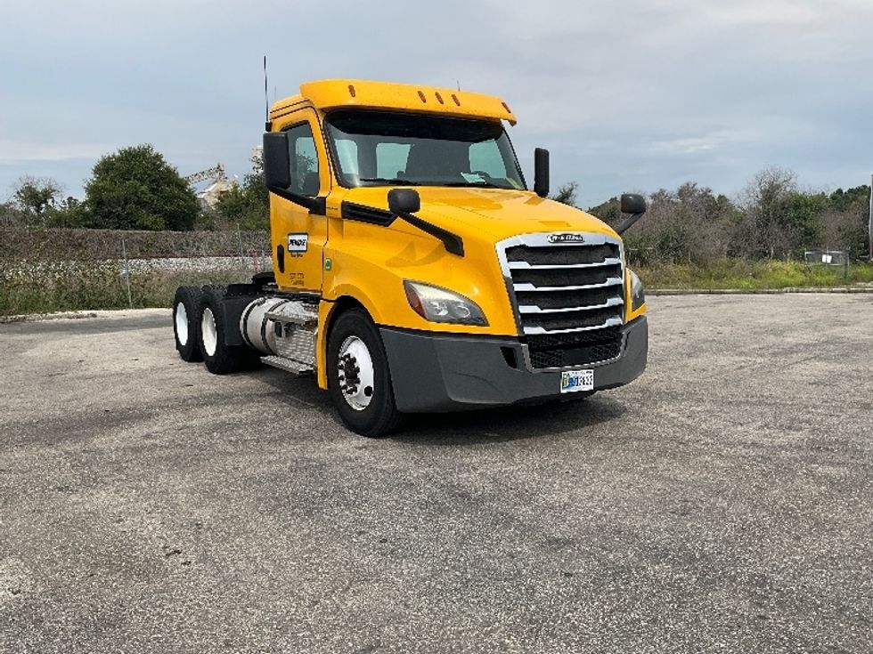 Day Cab Tractor-Heavy Duty Tractors-Freightliner-2019-T12664ST-Tampa-FL-421,785\n\t\tmiles-$ 39,500 - Image 1