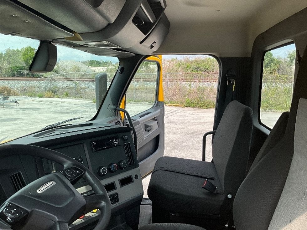 Day Cab Tractor-Heavy Duty Tractors-Freightliner-2019-T12664ST-Tampa-FL-421,785\n\t\tmiles-$ 39,500 - Image 10