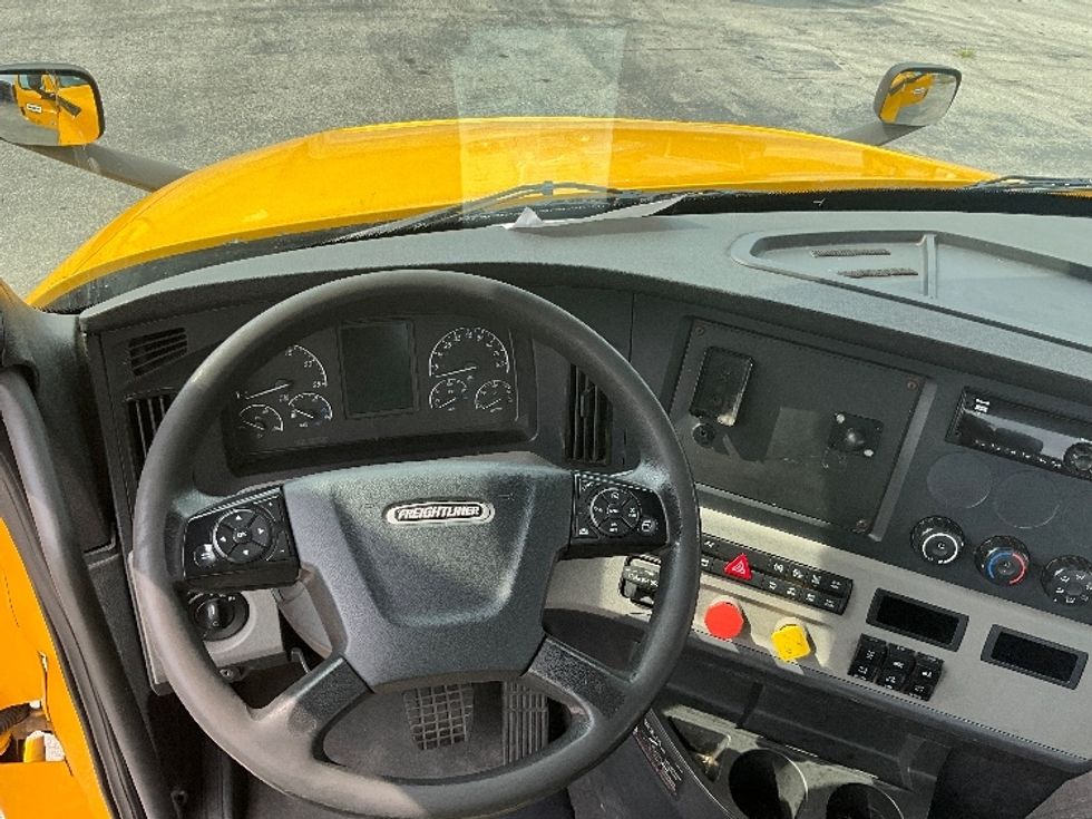 Day Cab Tractor-Heavy Duty Tractors-Freightliner-2019-T12664ST-Tampa-FL-421,785\n\t\tmiles-$ 39,500 - Image 11