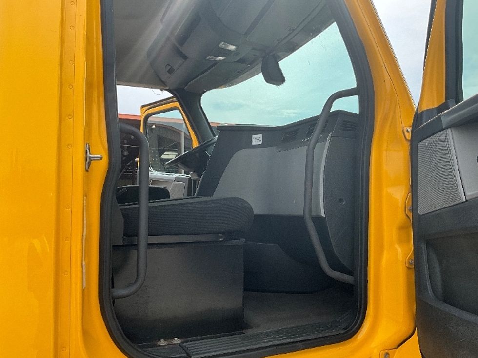 Day Cab Tractor-Heavy Duty Tractors-Freightliner-2019-T12664ST-Tampa-FL-421,785\n\t\tmiles-$ 39,500 - Image 12
