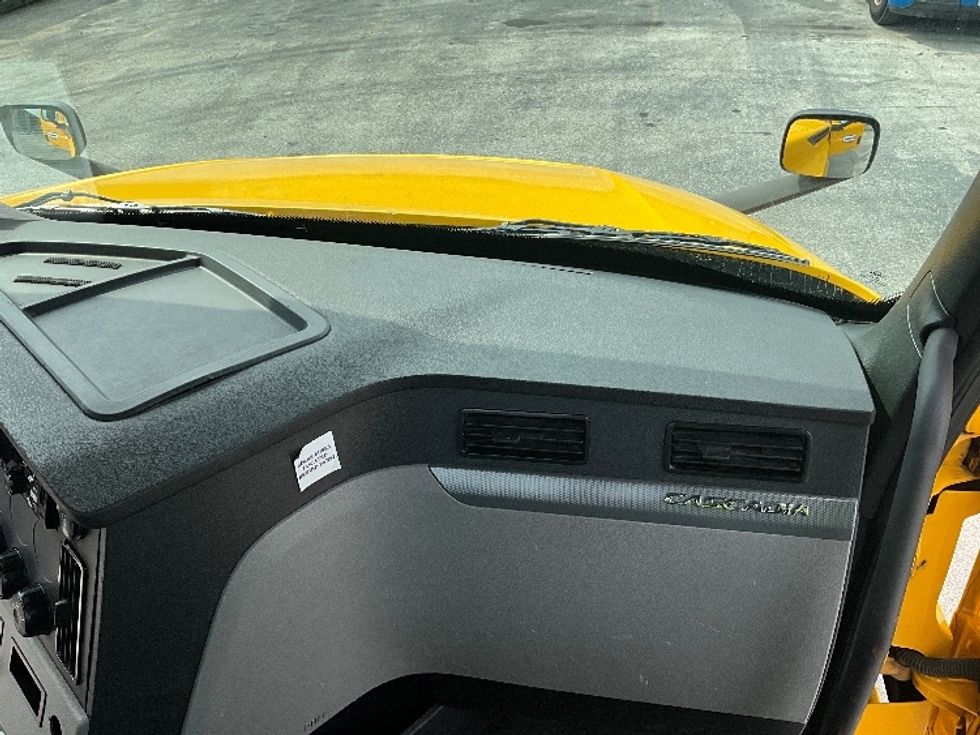 Day Cab Tractor-Heavy Duty Tractors-Freightliner-2019-T12664ST-Tampa-FL-421,785\n\t\tmiles-$ 39,500 - Image 13