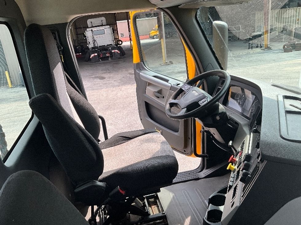 Day Cab Tractor-Heavy Duty Tractors-Freightliner-2019-T12664ST-Tampa-FL-421,785\n\t\tmiles-$ 39,500 - Image 14