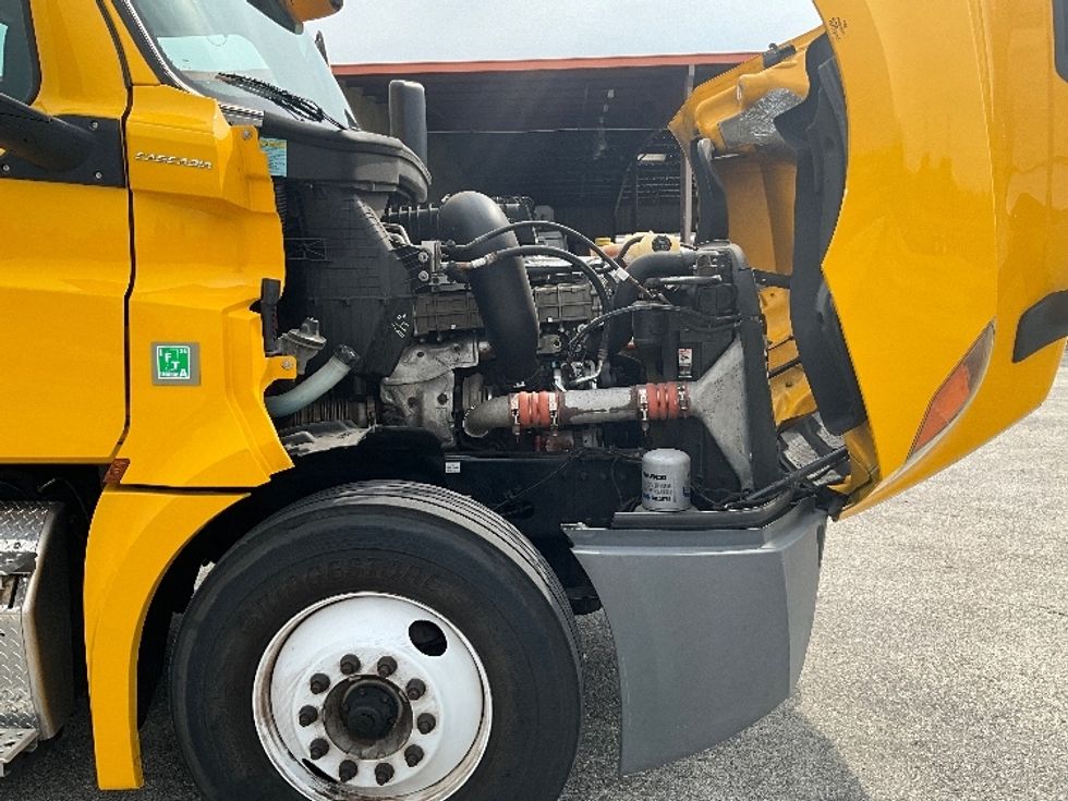 Day Cab Tractor-Heavy Duty Tractors-Freightliner-2019-T12664ST-Tampa-FL-421,785\n\t\tmiles-$ 39,500 - Image 15
