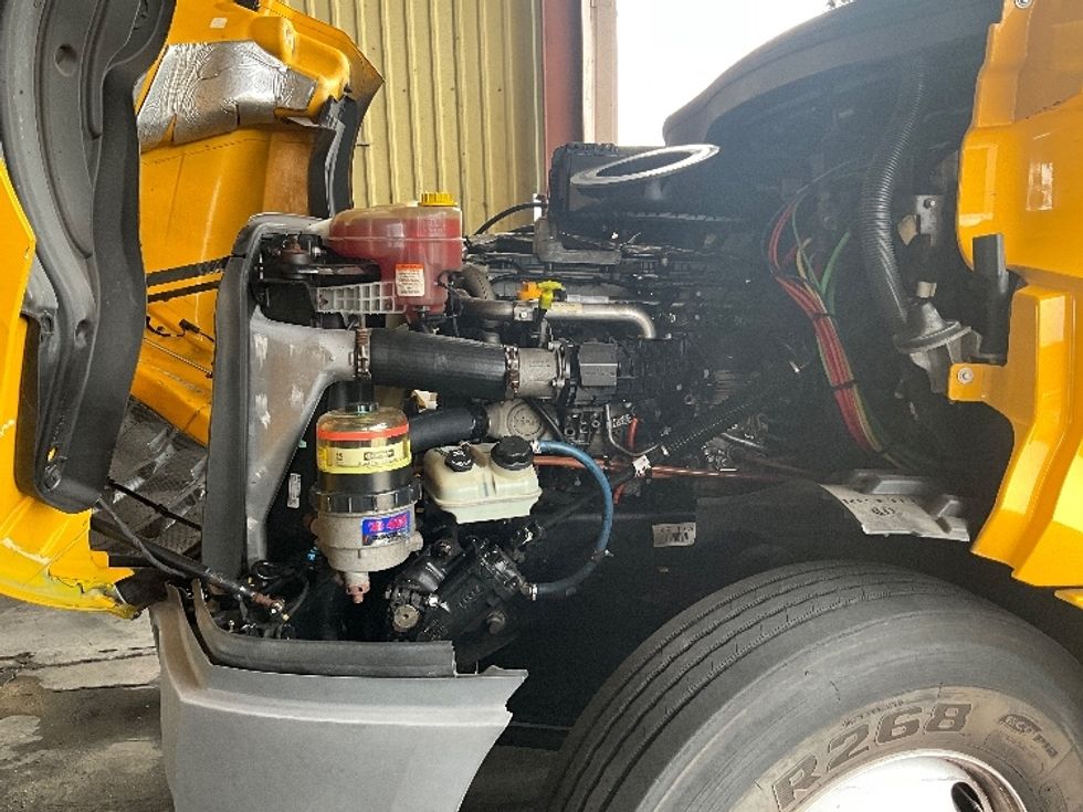 Day Cab Tractor-Heavy Duty Tractors-Freightliner-2019-T12664ST-Tampa-FL-421,785\n\t\tmiles-$ 39,500 - Image 16
