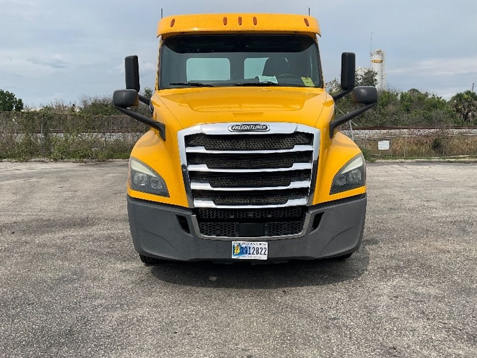 Day Cab Tractor-Heavy Duty Tractors-Freightliner-2019-T12664ST-Tampa-FL-421,785\n\t\tmiles-$ 39,500 - Image 2