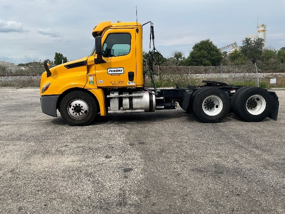 Day Cab Tractor-Heavy Duty Tractors-Freightliner-2019-T12664ST-Tampa-FL-421,785\n\t\tmiles-$ 39,500 - Image 4
