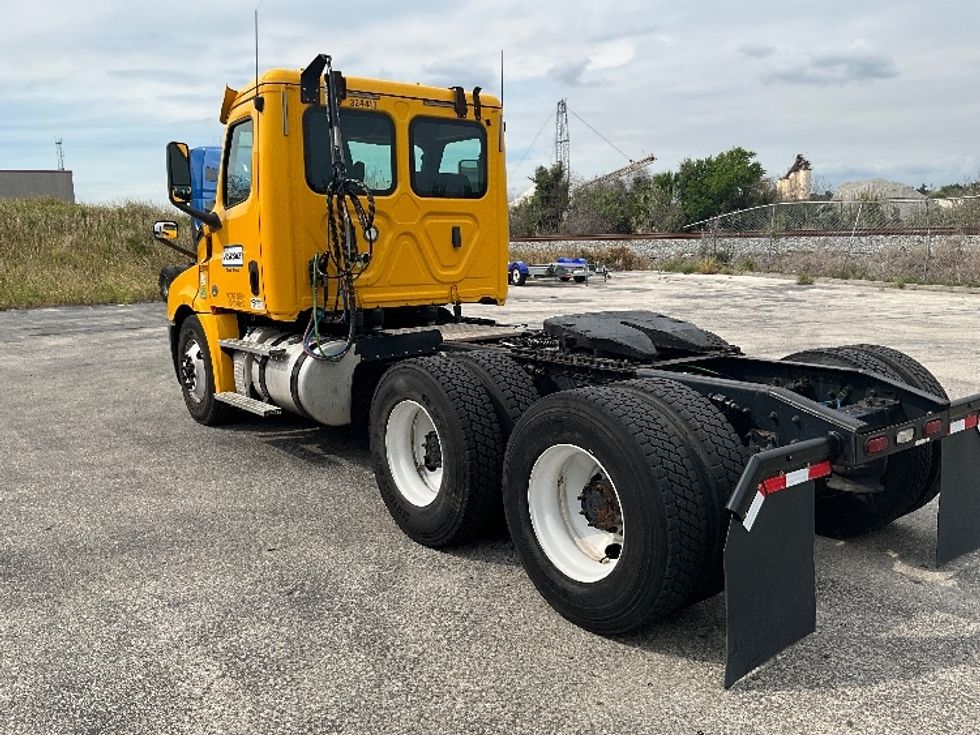 Day Cab Tractor-Heavy Duty Tractors-Freightliner-2019-T12664ST-Tampa-FL-421,785\n\t\tmiles-$ 39,500 - Image 5