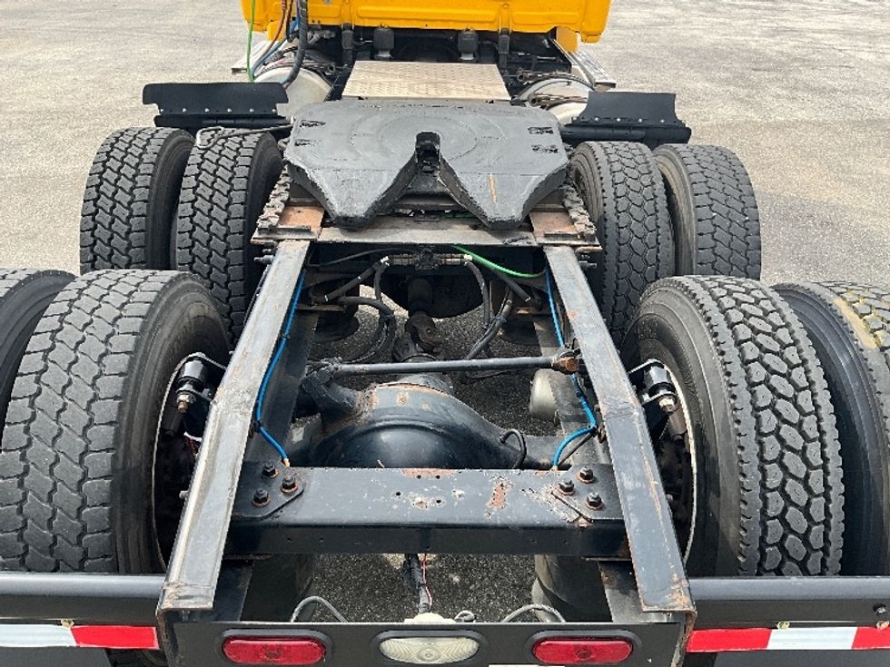 Day Cab Tractor-Heavy Duty Tractors-Freightliner-2019-T12664ST-Tampa-FL-421,785\n\t\tmiles-$ 39,500 - Image 6