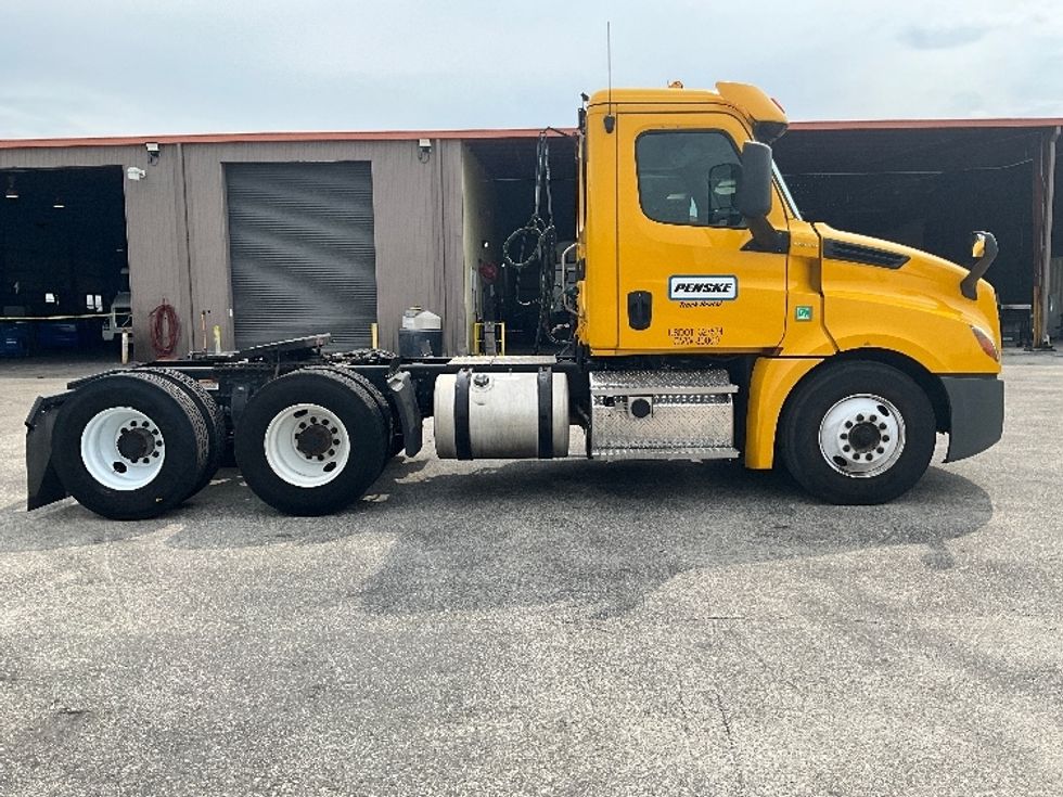 Day Cab Tractor-Heavy Duty Tractors-Freightliner-2019-T12664ST-Tampa-FL-421,785\n\t\tmiles-$ 39,500 - Image 8