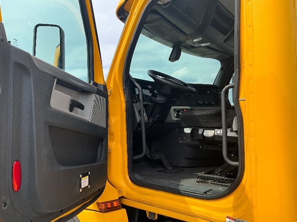 Day Cab Tractor-Heavy Duty Tractors-Freightliner-2019-T12664ST-Tampa-FL-421,785\n\t\tmiles-$ 39,500 - Image 9