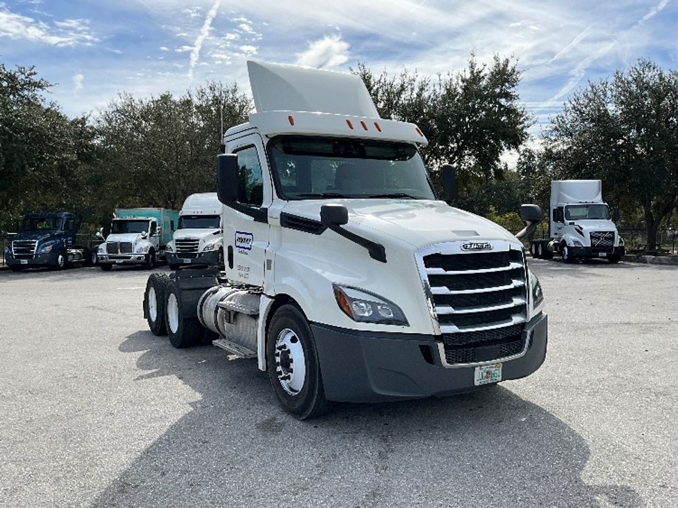 Day Cab Tractor-Heavy Duty Tractors-Freightliner-2019-T12664ST-Tampa-FL-435,743\n\t\tmiles-$ 42,500 - Image 1
