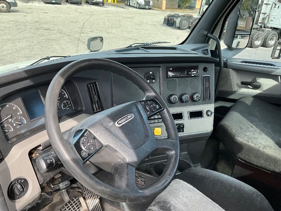 Day Cab Tractor-Heavy Duty Tractors-Freightliner-2019-T12664ST-Tampa-FL-435,743\n\t\tmiles-$ 42,500 - Image 10