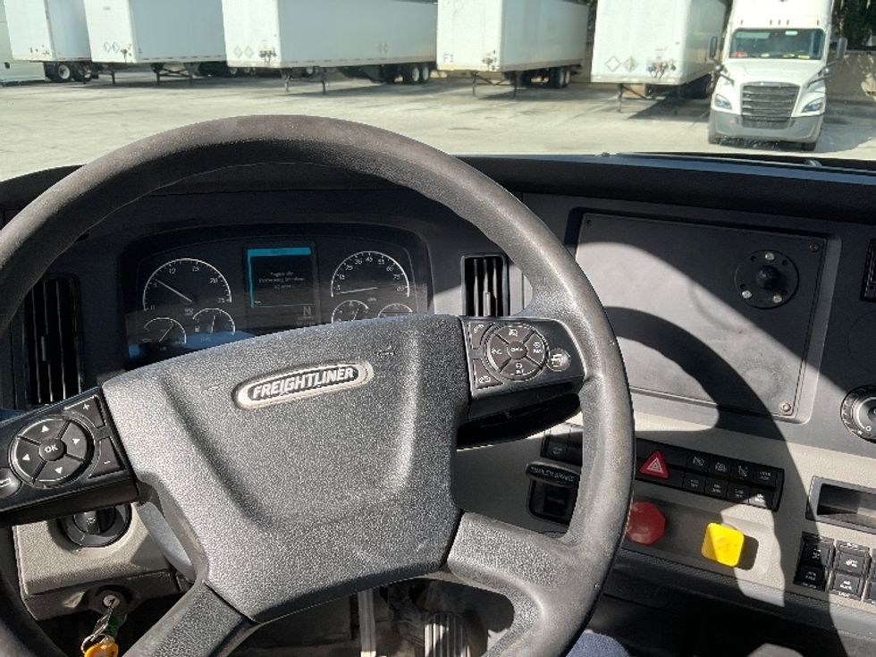 Day Cab Tractor-Heavy Duty Tractors-Freightliner-2019-T12664ST-Tampa-FL-435,743\n\t\tmiles-$ 42,500 - Image 11